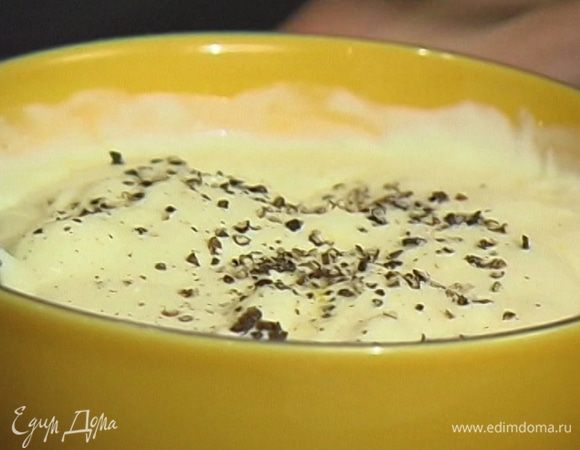 Приготовить заправку: соединить сметану, лимонную цедру, сок закарамелизированных лимонов и щепотку перца, все перемешать. 