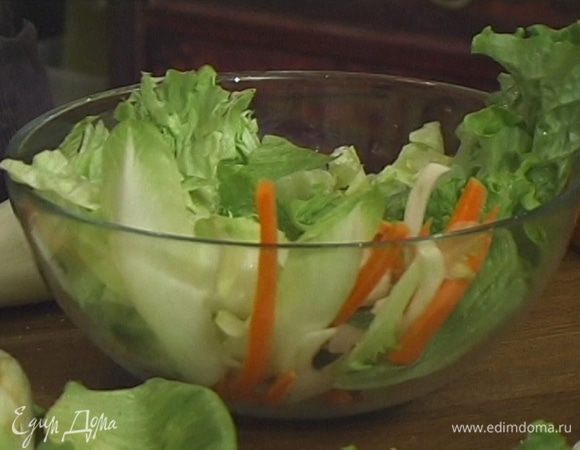 Морковь почистить, все овощи крупно нарезать. 
Подавать овощи и заправку отдельно. 
