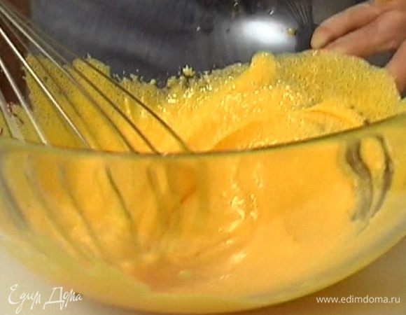 Приготовить крем: желтки взбить с сахаром, добавить кукурузную муку и перемешать все венчиком.