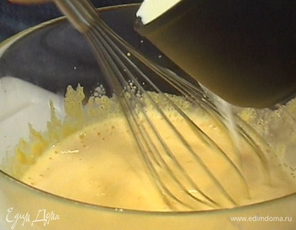 Молоко налить в кастрюлю, довести до кипения и, непрерывно помешивая, влить к желткам с мукой. 