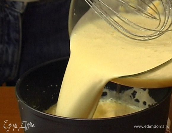 Вернуть получившуюся массу в кастрюлю, влить ванильный экстракт, поставить на огонь и, не переставая помешивать, довести до кипения, а затем сразу снять с огня. 