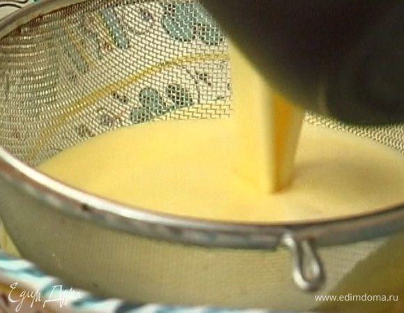 Пропустить крем через сито, чтобы не было комочков, добавить 25 г сливочного масла и перемешать.