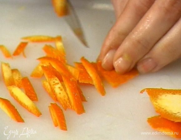 С четвертинки апельсина срезать цедру и мелко ее порезать.