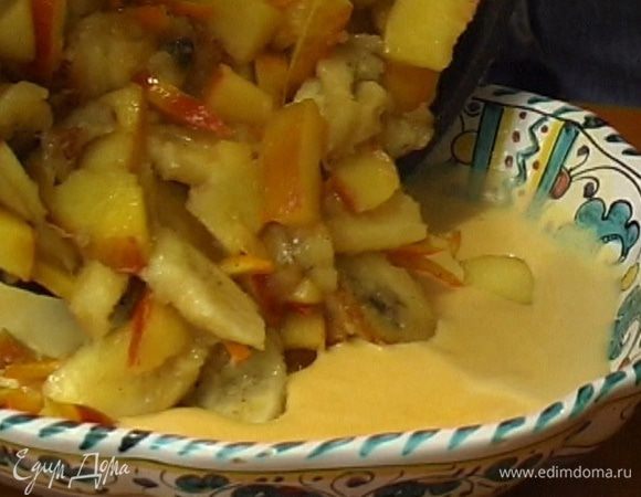 Растопить в небольшой сковороде оставшееся масло, выложить бананы и нектарины, всыпать коричневый сахар и все перемешать, чтобы фрукты покрылись сахаром. Добавить коньяк, цедру апельсина, лимонный сок и все слегка обжарить, чтобы образовалась карамель.