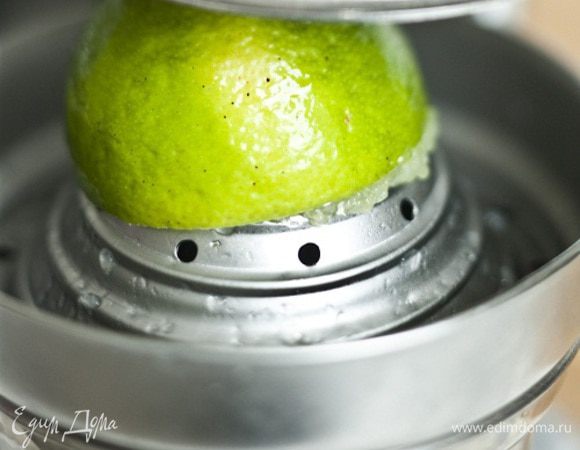 Из лайма выжать сок.