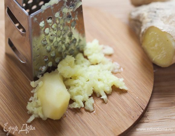 Корень имбиря почистить и натереть на мелкой терке (должна получиться 1 ст. ложка).