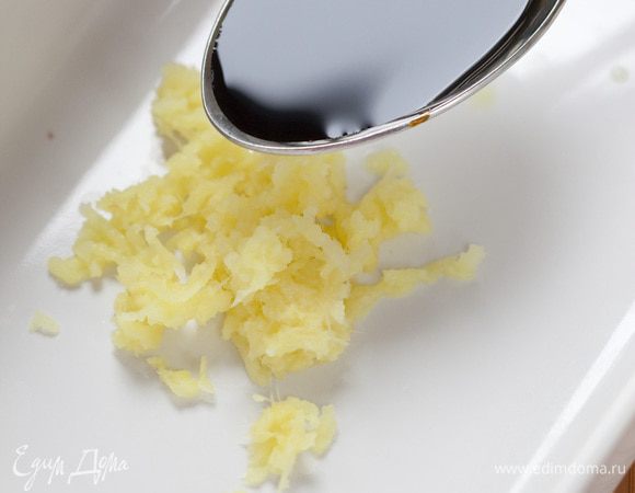 К натертому имбирю добавить сок лайма и соевый соус, все перемешать. Покрыть получившимся маринадом семгу со всех сторон и оставить на 10−15 минут.