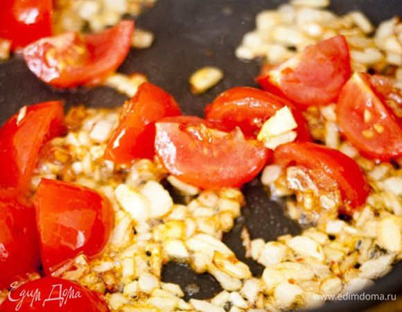 Добавить нарезанный перец чили, помидоры, всыпать сахар и, помешивая, прогревать на небольшом огне, пока не получится однородный соус.