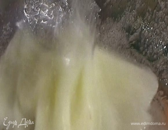 Белки взбить с сахаром и солью.