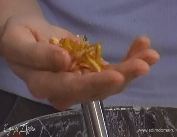 Засахаренную цедру апельсина также измельчить.