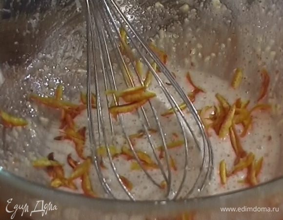 Соединить взбитые белки с миндалем и цедрой и осторожно перемешать.