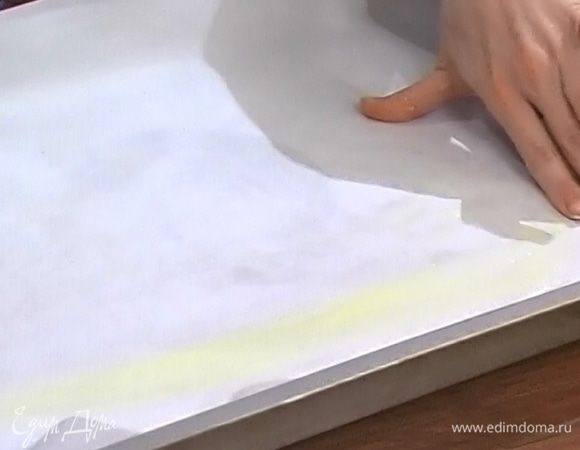 Выстелить противень бумагой для выпечки, смазать ее маслом.