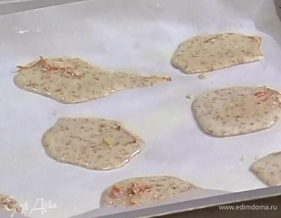 Ложкой выкладывать тесто небольшими лепешками на расстоянии 5−6 см друг от друга.