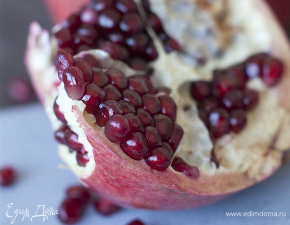 Один гранат почистить и вынуть из него зерна, из другого выдавить сок.