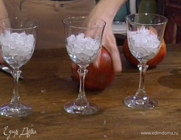 Лед раскрошить и разложить в три высоких бокала.