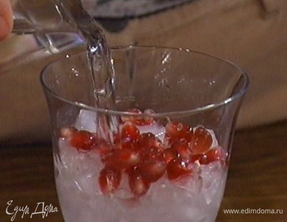 Влить в каждый бокал по 60 мл джина, положить горсть зерен граната, добавить гранатовый сок.