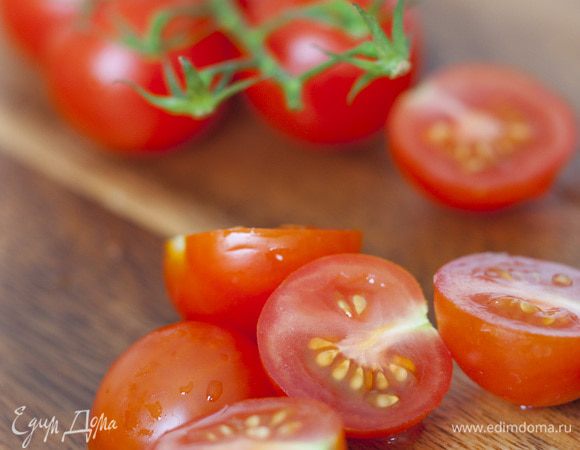 Помидоры черри разрезать пополам.