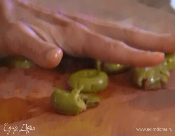 Из оливок вынуть косточки.