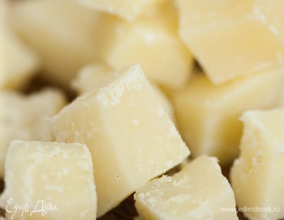 Сыр нарезать маленькими кубиками.