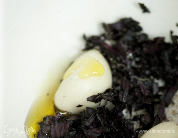 Приготовить заправку: оставшийся чеснок растереть с солью, перцем и базиликом, добавить оливковое масло и сок лимона.