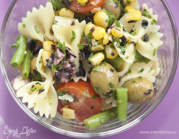 Готовые макароны выложить в салатницу, добавить кукурузу, фасоль, оливки, сыр и помидоры, все перемешать и полить заправкой.
