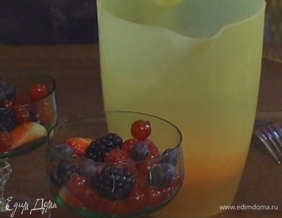 Соединить растворившийся желатин с апельсиновым соком.