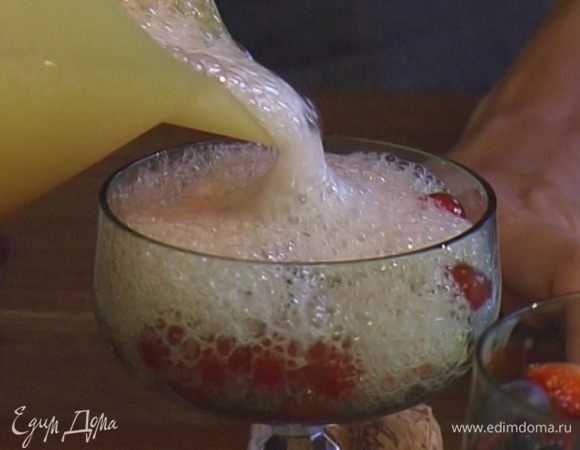 Примерно по одной горсти ягод разложить в красивые небольшие чашки, залить апельсиновым соком с желатином, добавить по 50 мл шампанского и поставить в холодильник на 4−5 часов. 