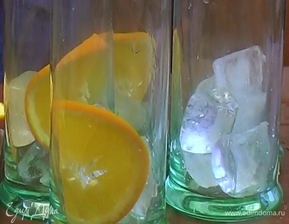 Campari налить в высокий стакан.