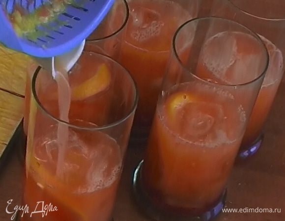 Добавить свежевыжатый апельсиновый сок, дольку апельсина и несколько кубиков льда.