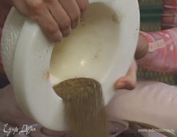 Базилик, черный перец, корицу, мускатный орех и соль растереть в ступке.