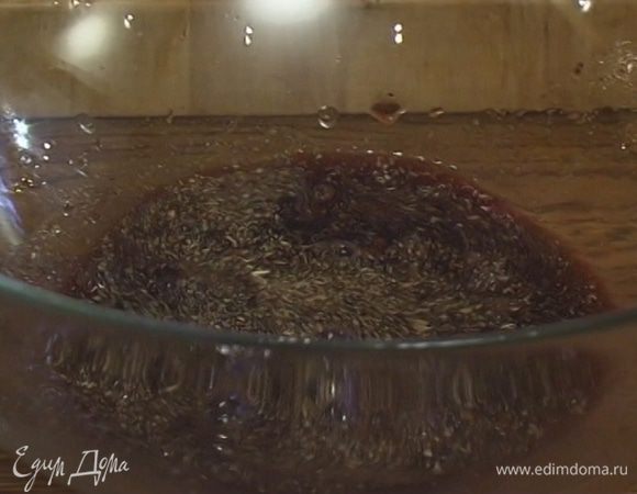 Добавить к измельченным специям красное вино, оливковое масло, соевый соус, бальзамический уксус и горчицу, все перемешать. 