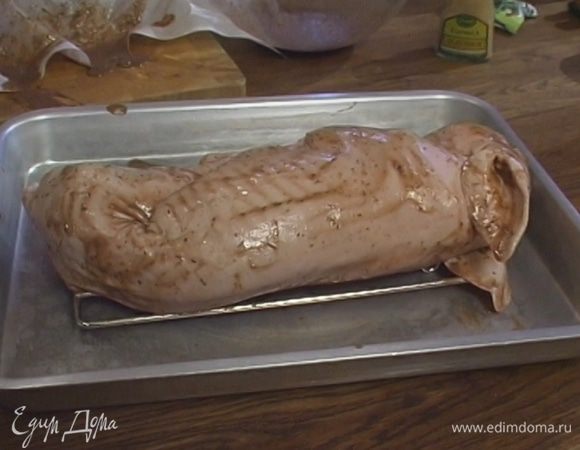 На противень поставить решетку для выпечки, уложить на нее поросенка и запекать в разогретой духовке около часа, затем перевернуть и запекать еще примерно час-полтора.