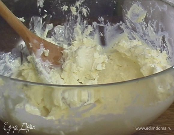 Соединить творог с предварительно размягченным сливочным маслом, перемешать.