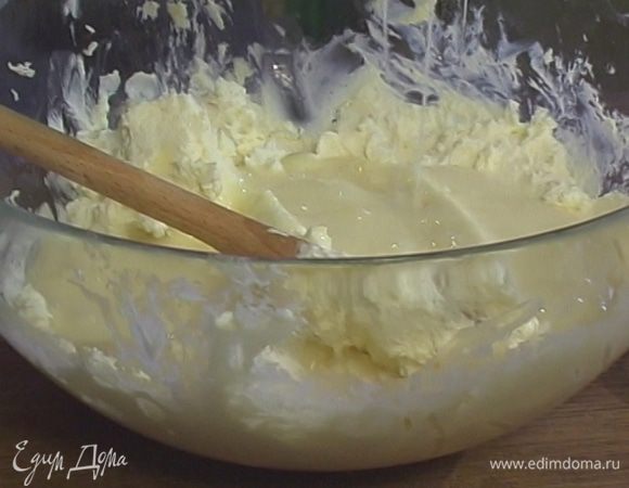Яйца взбить с сахарной пудрой, ввести в творожную массу и вымешать.