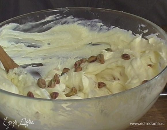 Изюм отжать и добавить к творогу вместе с курагой и фисташками (немного фисташек оставить).