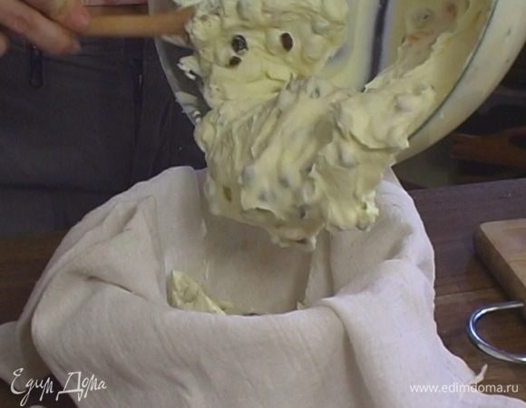 Специальную форму для пасхи или миску с дырочками выстелить марлей, выложить творожную массу. Края марли заложить крест-накрест. Поставить миску с пасхой в кастрюлю меньшего диаметра, чтобы жидкость могла стекать, и положить сверху что-нибудь тяжелое.