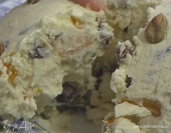 Через 4 часа, когда жидкость стечет, отправить пасху в холодильник минимум на 12 часов. 
Готовую пасху украсить оставшимися фисташками.
