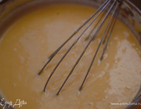 В кефир разбить 2 яйца ,взбить.Добавить сахар и еще раз хорошо взбить.Постепенно добавлять просеянную муку с разрыхлителем.Вымесить тесто.Влить масло и перемешать.