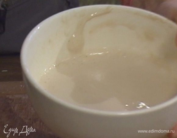 Дрожжи развести в 50 мл теплой воды, всыпать 25 г муки, перемешать деревянной ложкой, накрыть посуду с опарой крышкой и поставить в теплое место.