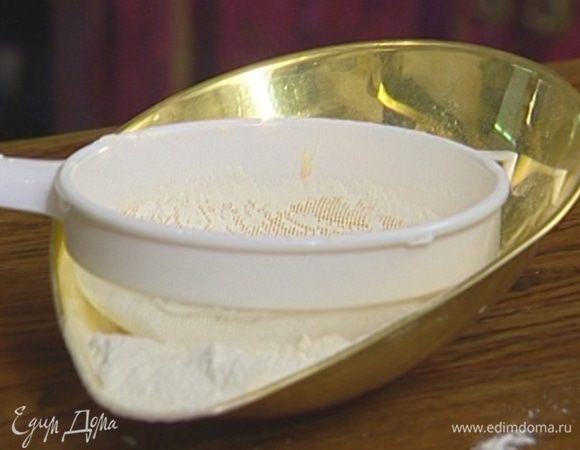 Оставшуюся муку просеять через сито, всыпать 75 г сахара, соль, перемешать деревянной ложкой. 