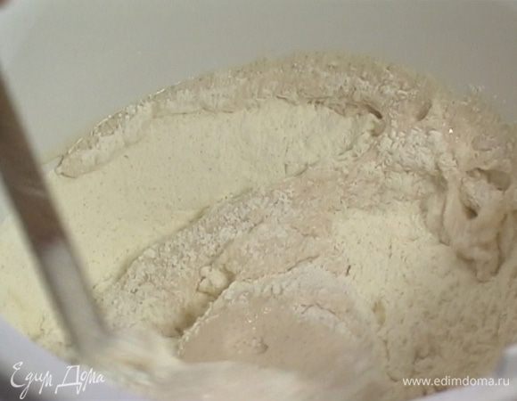 Ввести опару в муку и перемешивать до тех пор, пока масса не станет однородной. 