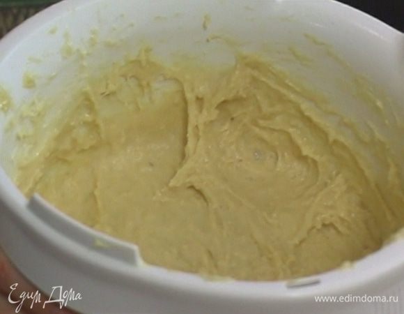 Осторожно перемешивая, добавить по одному 5 яиц, затем размягченное сливочное масло, хорошенько вымешать тесто руками, накрыть посуду с тестом крышкой и поставить в холодильник на 8‒10 часов.