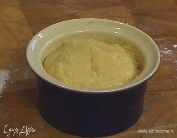 Разложить тесто в формы, смазать сверху взбитым яйцом и выпекать в разогретой духовке 10 минут. Затем уменьшить температуру до 150°С и выпекать небольшие куличи еще 10 минут, большие 30‒35 минут.