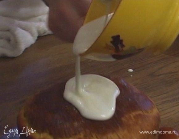 Приготовить помадку, растопив на водяной бане оставшийся сахар с 2 ст. ложками лимонного сока, и смазать готовые куличи. 
 
