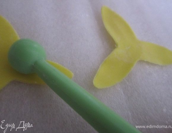 Раскатываем мастику( не сильно тонко), вырезаем трехлепестковый цветок.
По краям аккуратно, не сильно надавливая, проглаживаем.