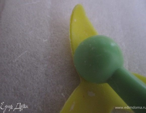 То же проделываем с обратной стороны.
Потом, от кончика листика, прогладить к центру цветка, листики подзагнутся.