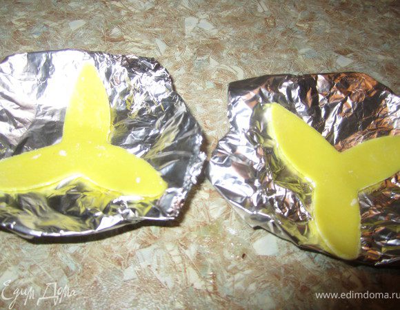 Выкладываем листики в формочку из фольги. 
