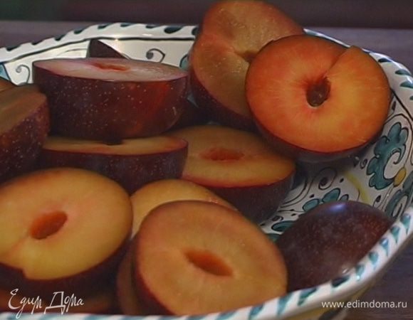 Из слив вынуть косточки, порезать на четвертинки.