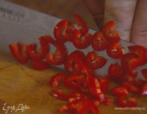 Перец чили, удалив семена, мелко порубить.