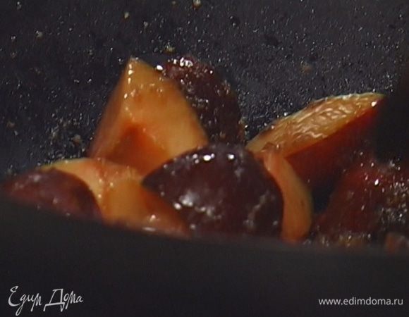 Добавить сливы и тушить минут 20−25 до полной готовности слив.